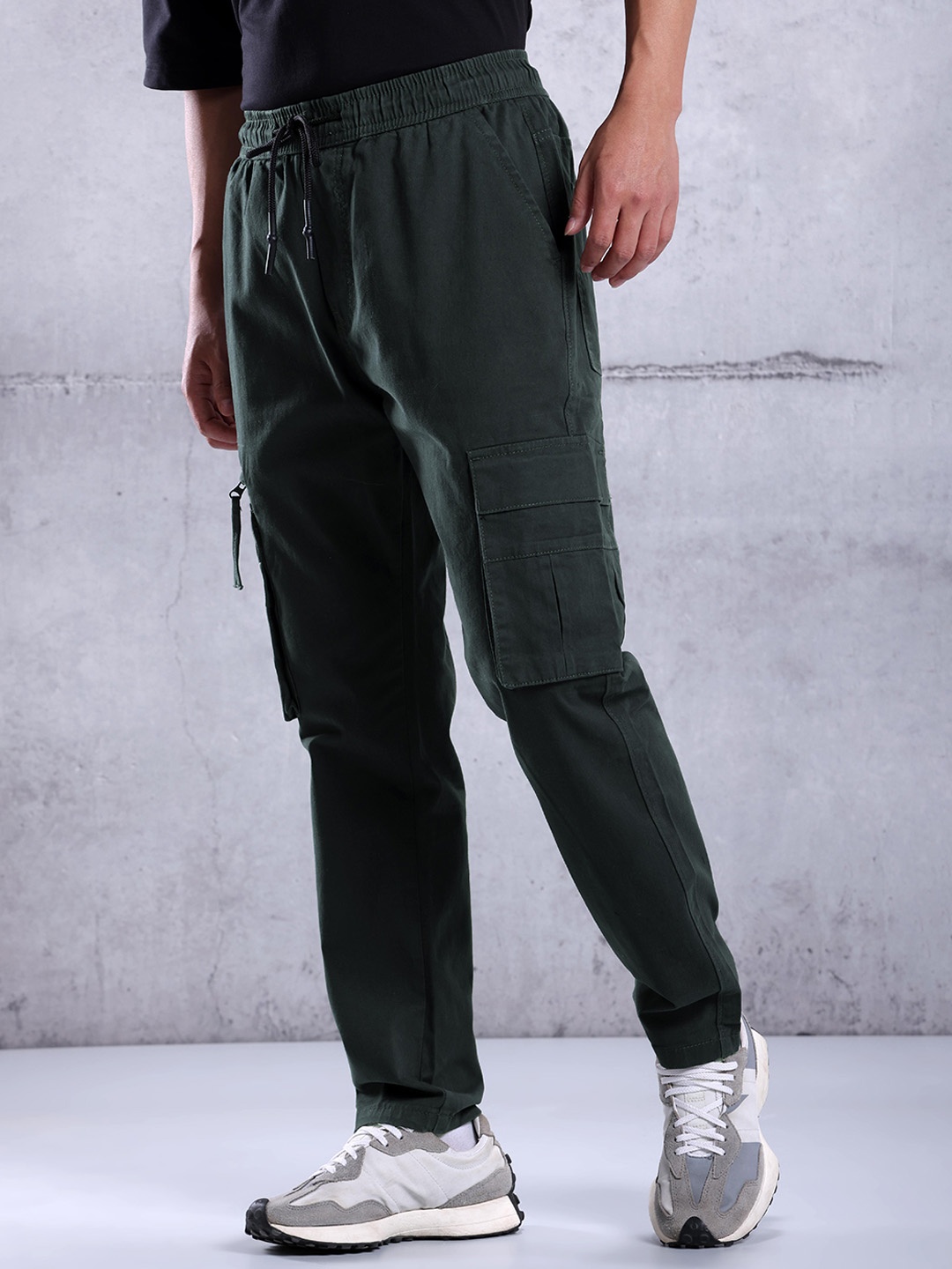 

Beyoung Men Relaxed Low-Rise Plain Cargos Trousers, Grey