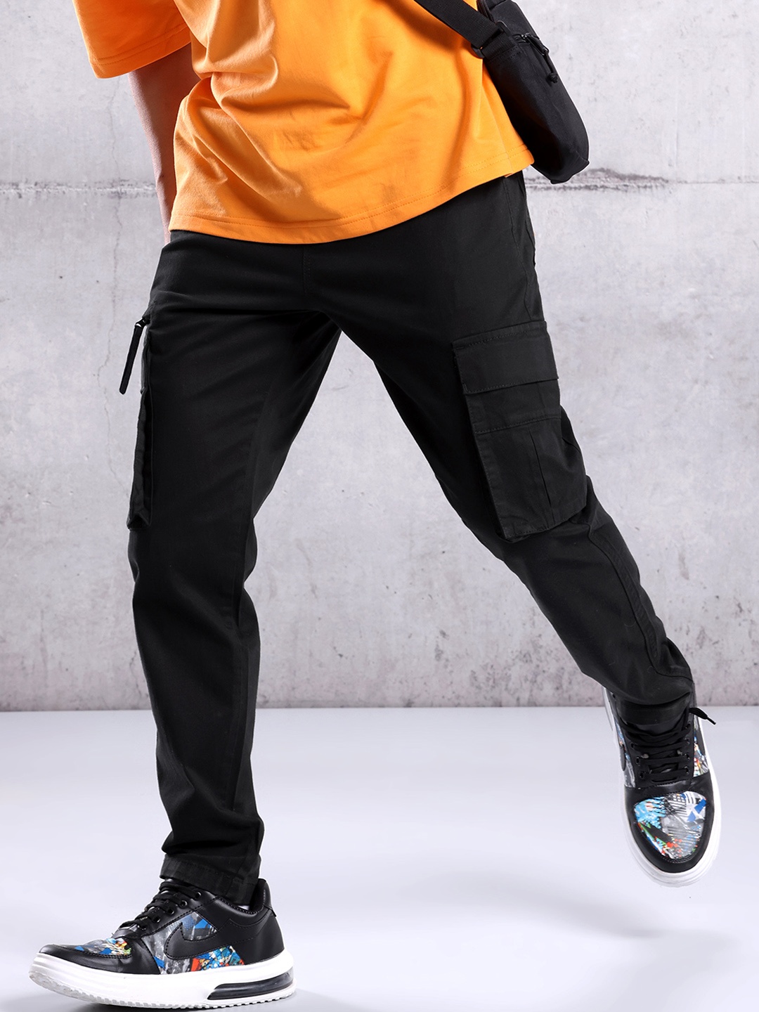 

Beyoung Men Relaxed Low-Rise Cargos Joggers, Black