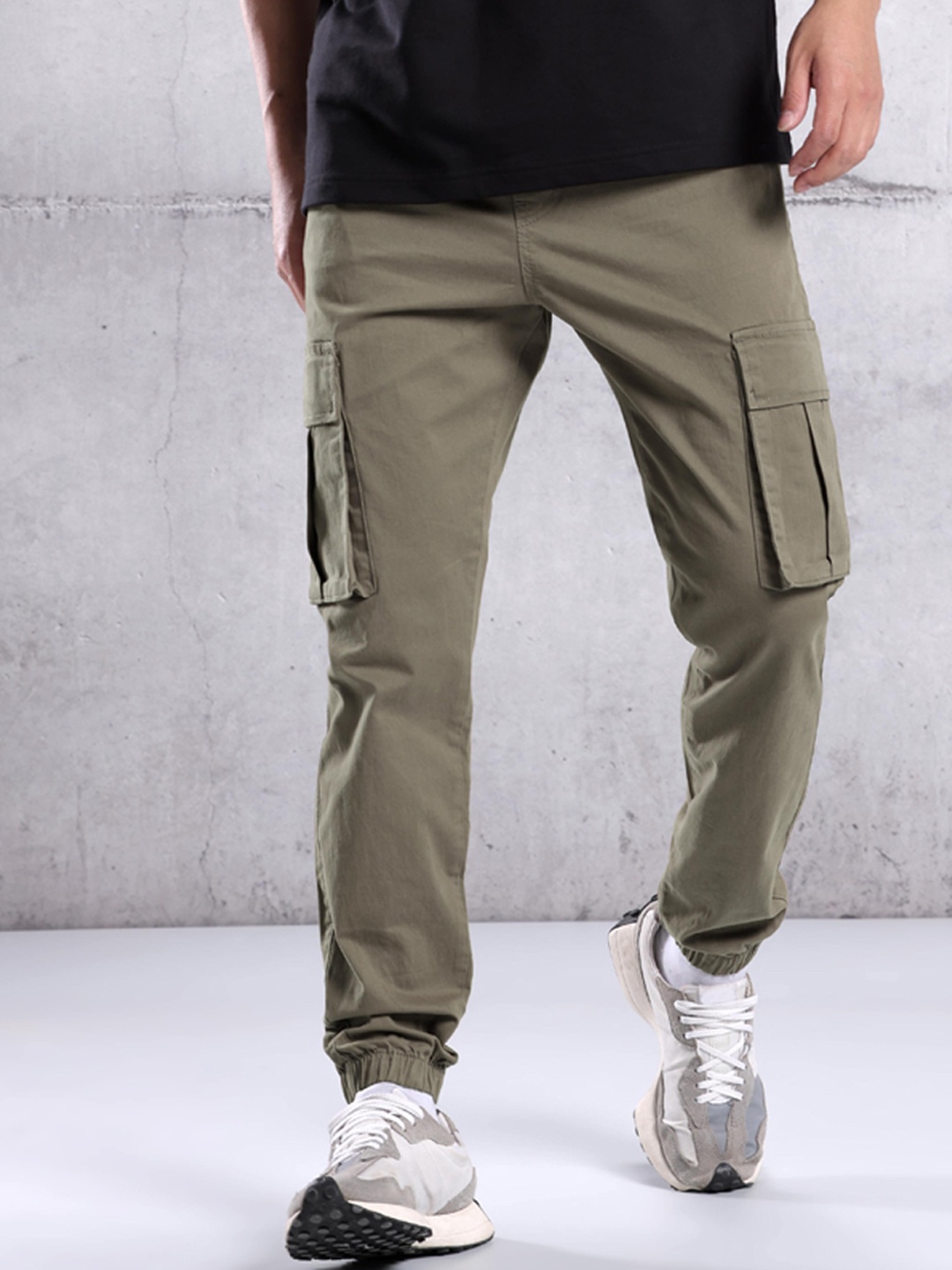 

Beyoung Men Relaxed Low-Rise Plain Cargos Joggers, Brown
