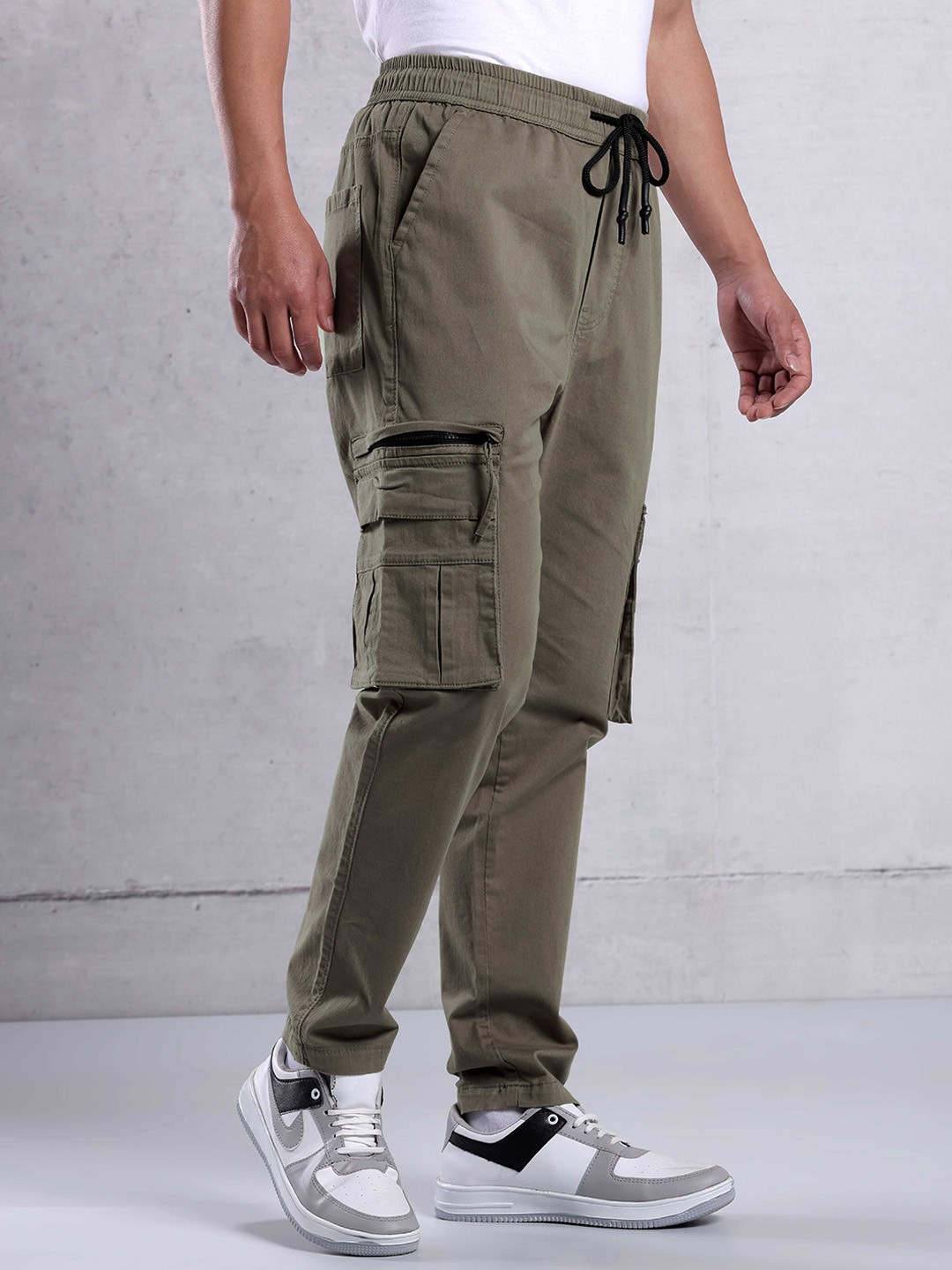 

Beyoung Men Relaxed Low-Rise Cargos Trousers, Brown