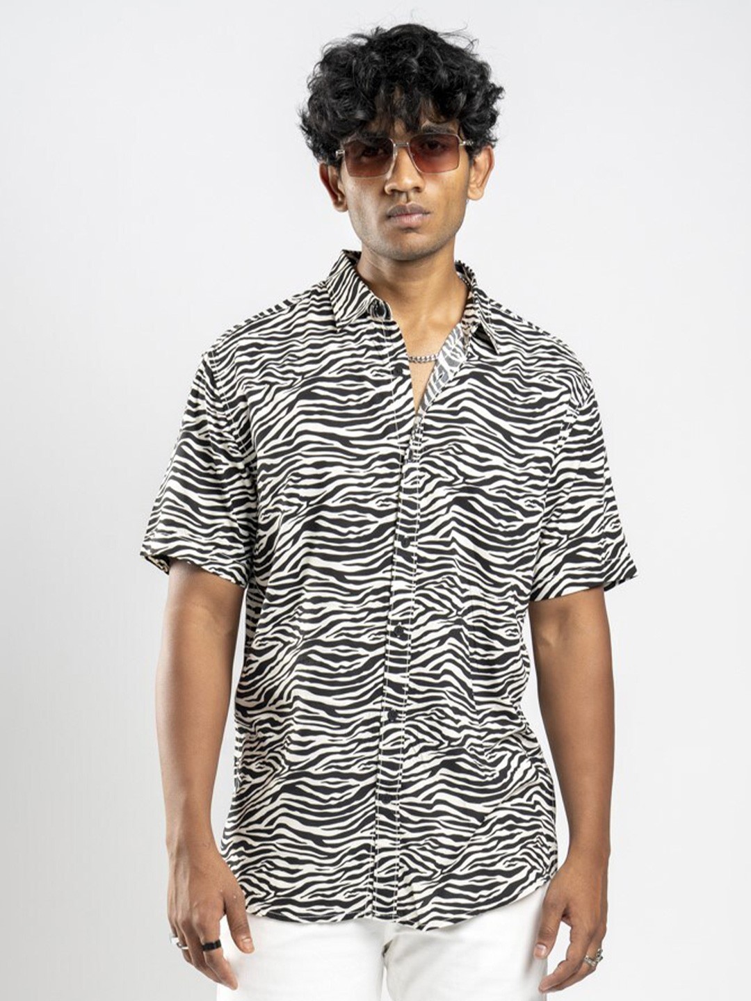 

BOYCOTT Modern Animal Printed Casual Shirt, White