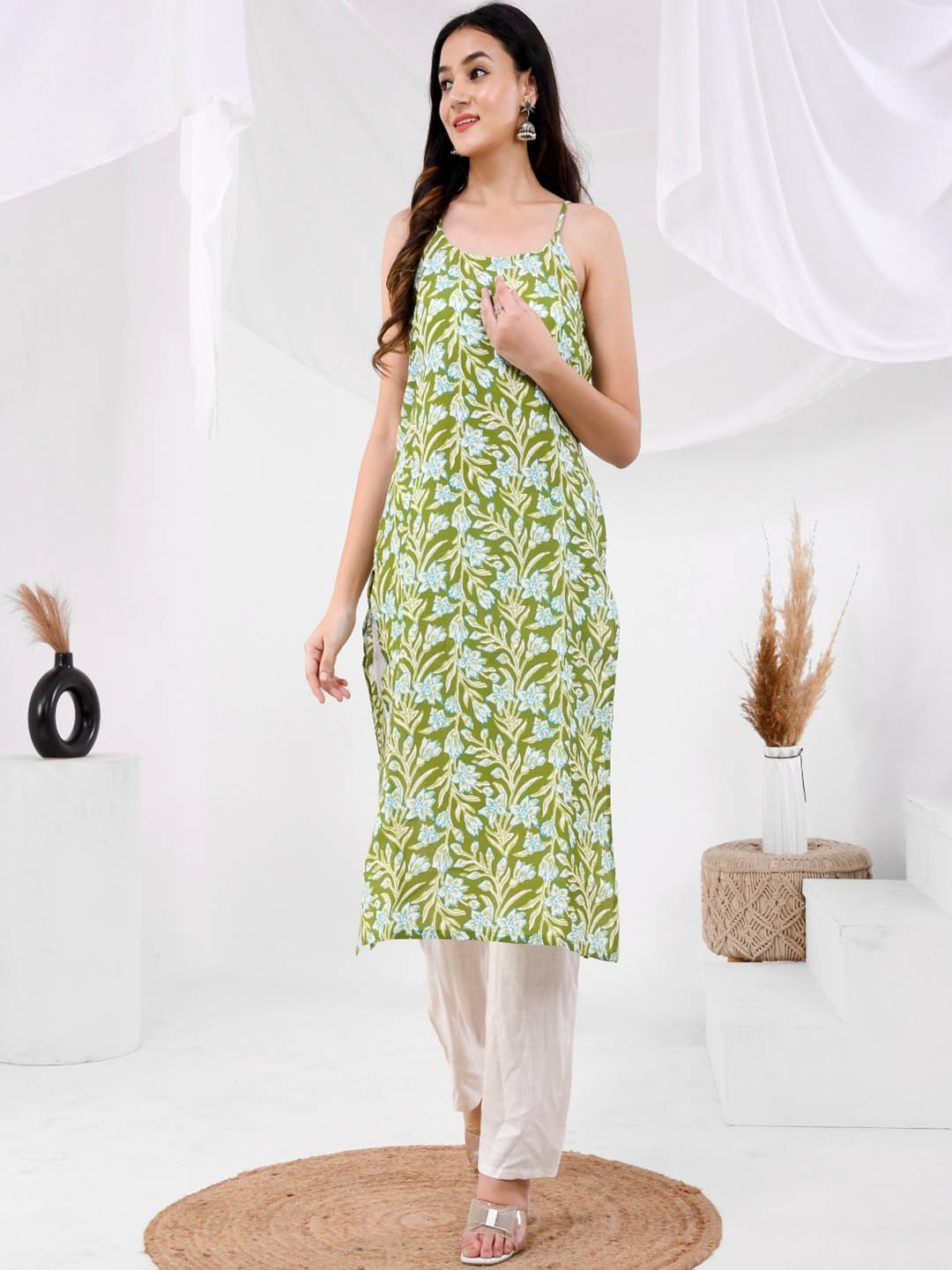 

Aspriya Floral Printed Shoulder Strap Straight Kurta, Green