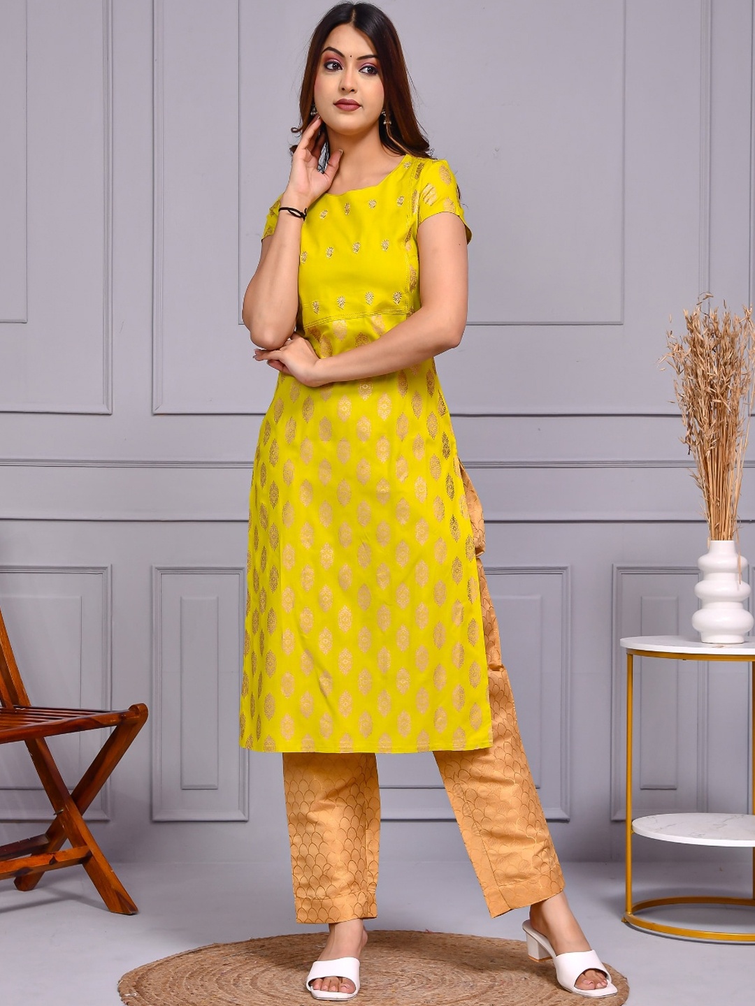 

Aspriya Ethnic Motifs Printed Straight Kurta, Lime green