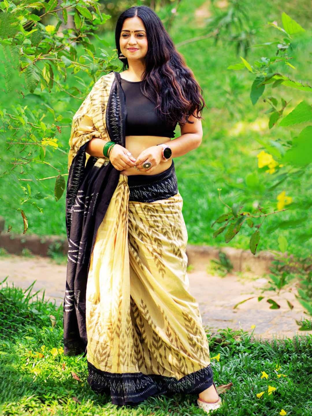 

ADITRI Handloom Ethnic Motifs Pure Cotton Handloom Ikat Saree, Cream