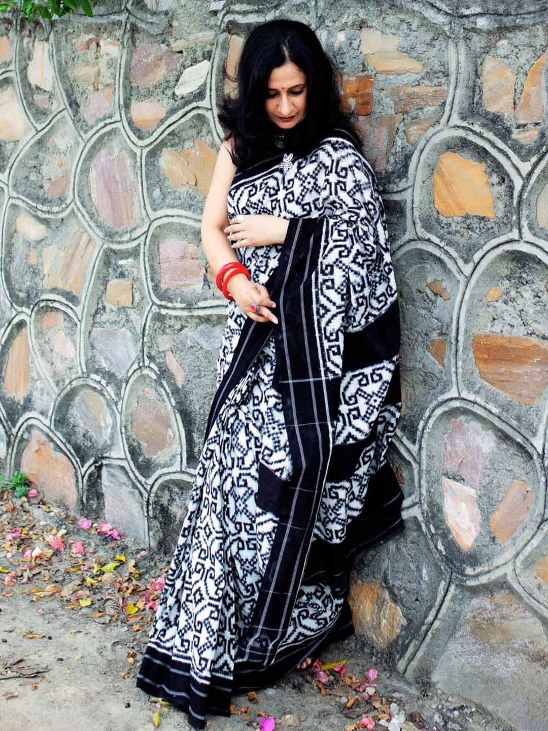

ADITRI Ethnic Motifs Pure Cotton Handloom Ikat Saree, Black