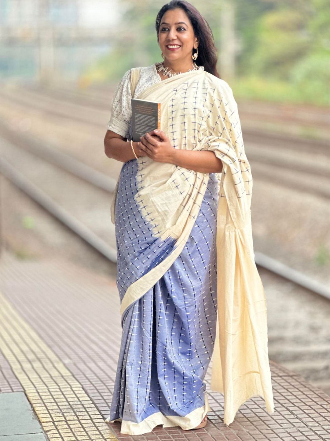 

ADITRI Handloom Ethnic Motifs Pure Cotton Handloom Ikat Saree, Off white