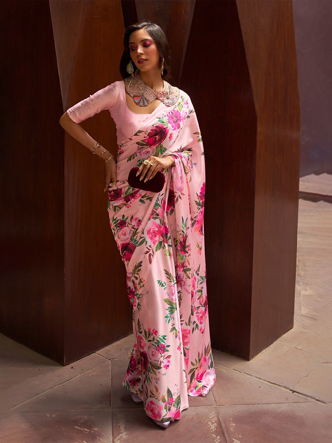 

DEVATITHI Floral Printed Saree, Pink
