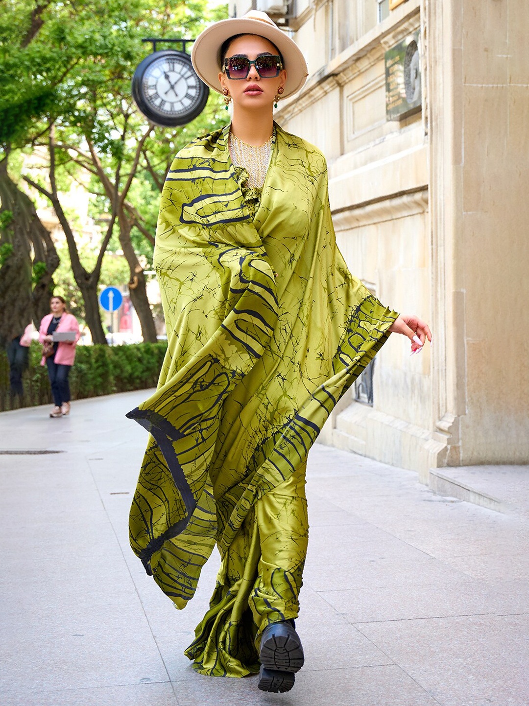 

DEVATITHI Abstract Printed Saree, Green