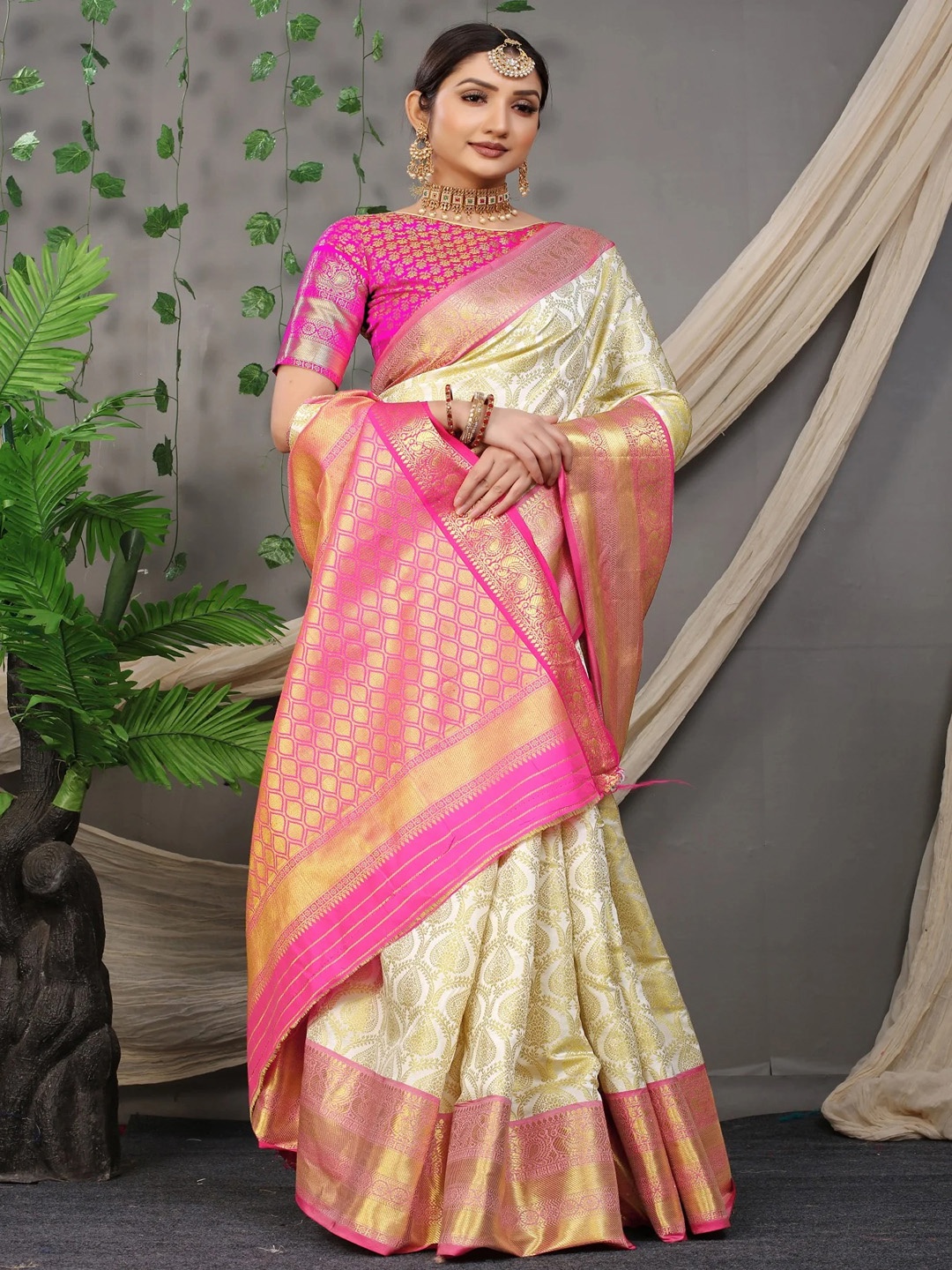 

SGF11 Woven Design Zari Pure Silk Kanjeevaram Saree, White