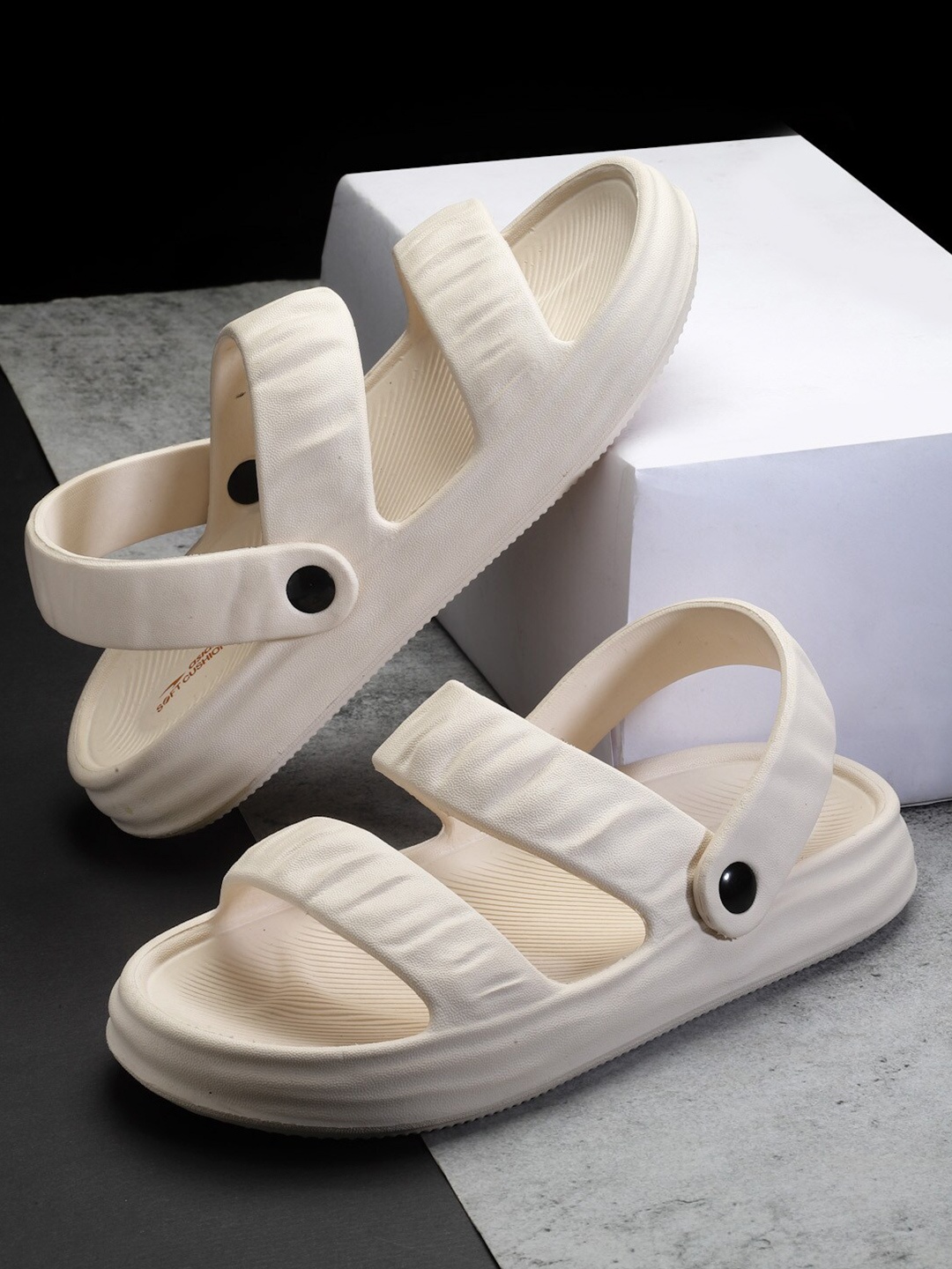 

ASIAN Women Textured Clogs, Cream