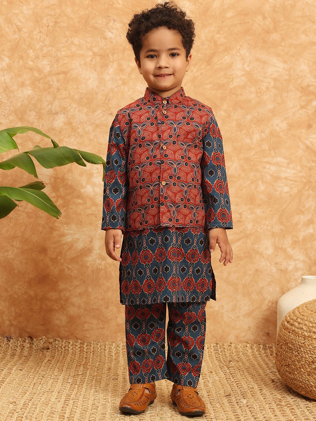 

Readiprint Fashions Boys Ethnic Motifs Pure Cotton Kurta with Trousers & Nehru jacket, Blue