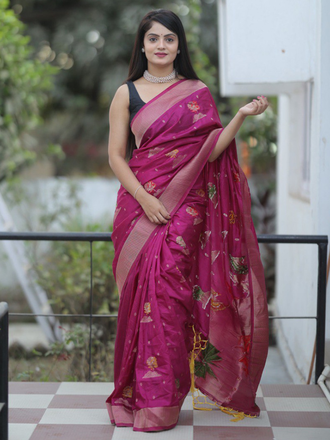 

VEERAX Ethnic Motifs Woven Design Pure Silk Saree, Magenta