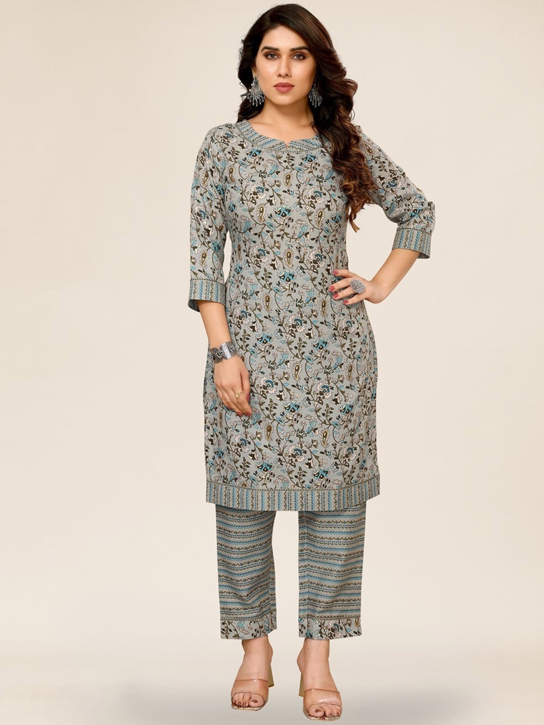 

TITANIUM SILK INDUSTRIES PVT. LTD. Floral Printed Straight Kurta with Trousers, Grey