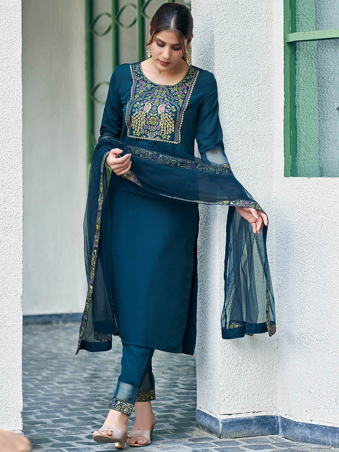 

SKYLEE Teal Blue Floral Printed Regular Kurta with Trousers & Dupatta