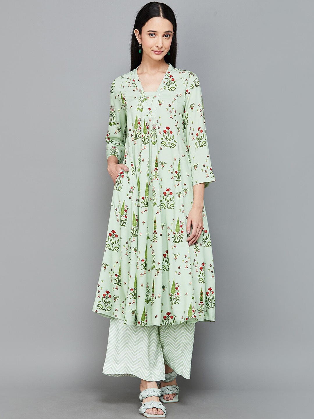 

Melange by Lifestyle Ethnic Motifs Printed V-Neck Pleated Kurta with Pyjamas, Green