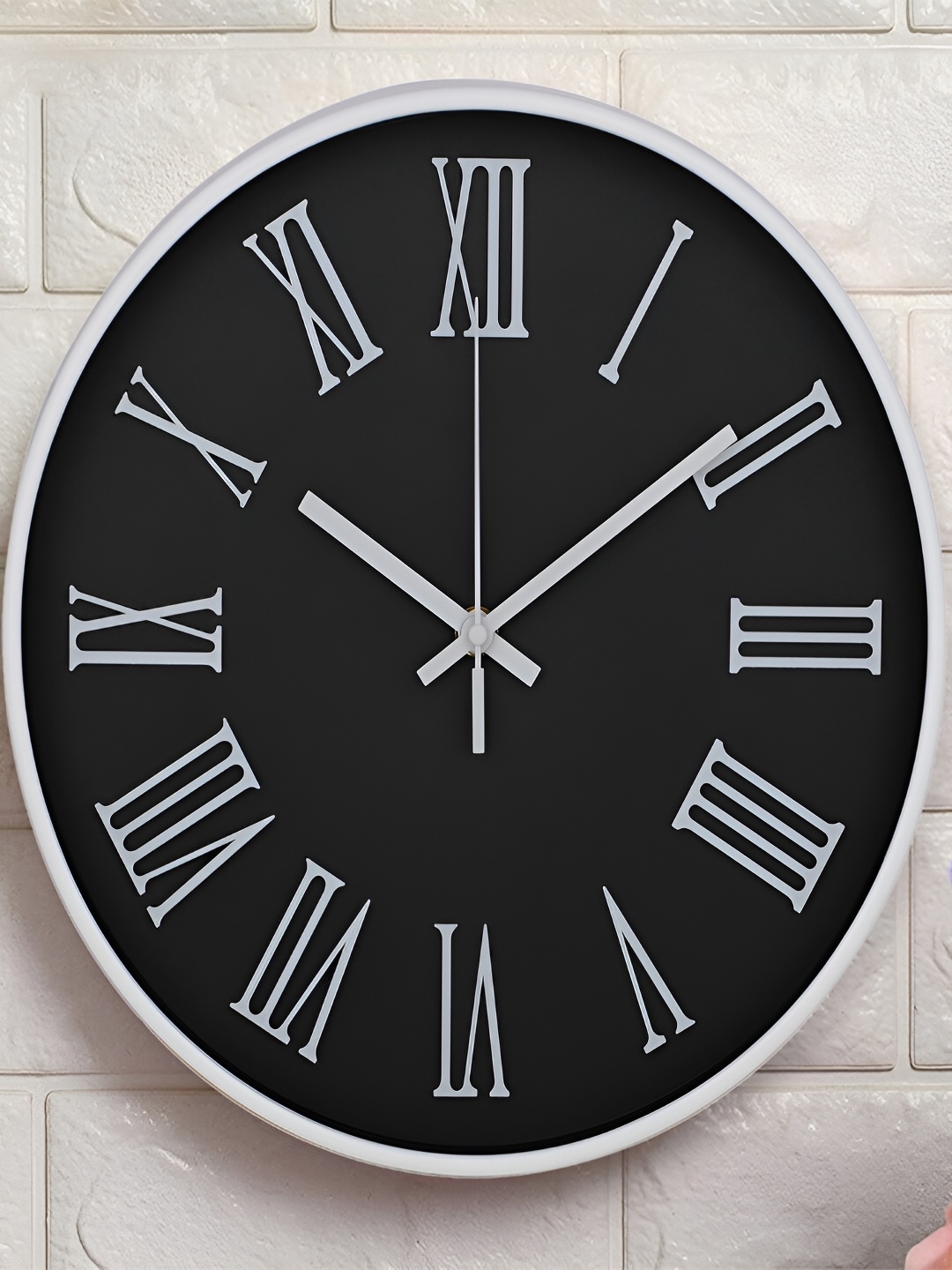 

Kuber Industries Black & White Analogue Wall Clock