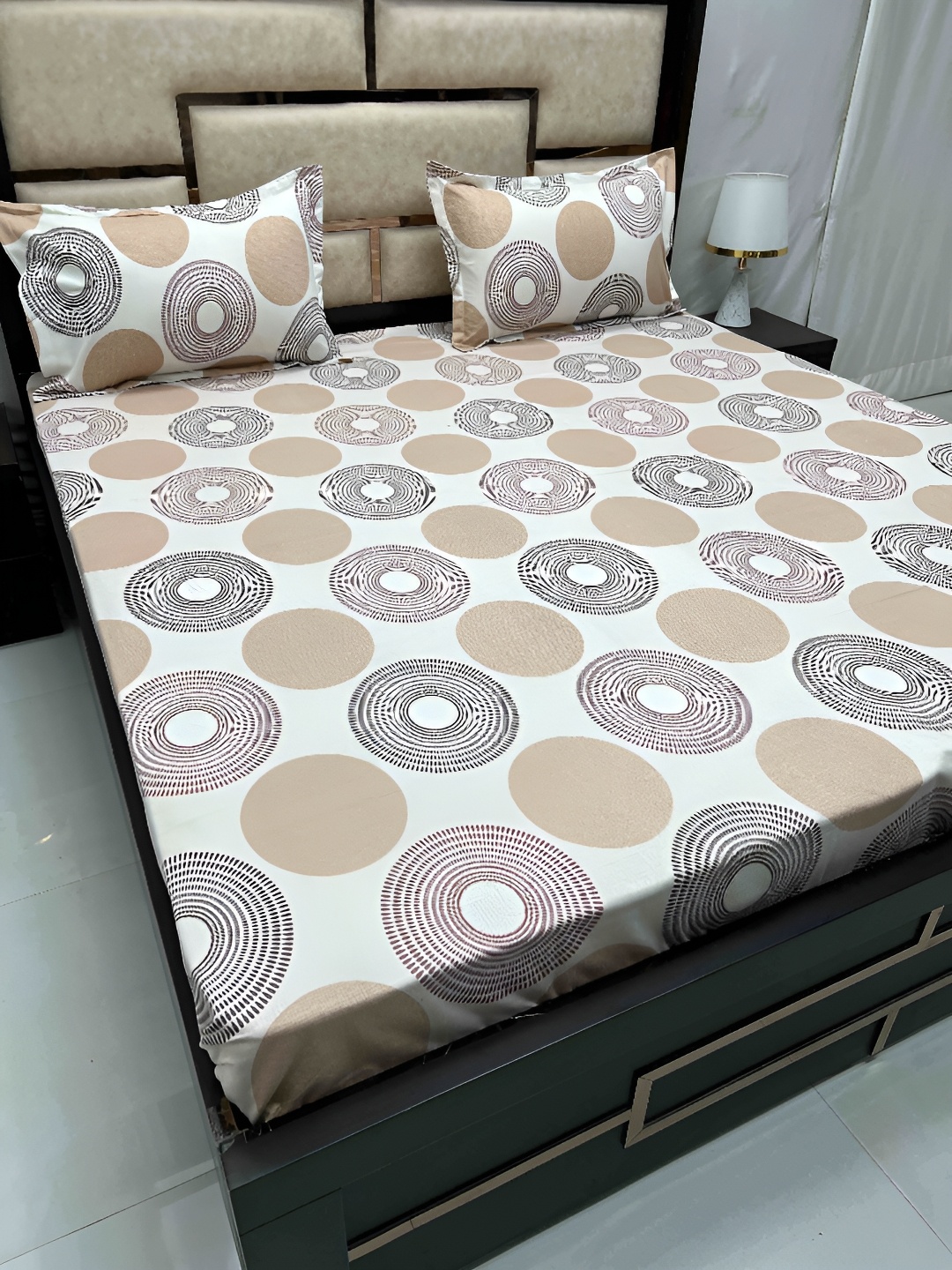 

Pure Decor Brown & White Geometric 250 TC Queen Bedsheet with 2 Pillow Covers