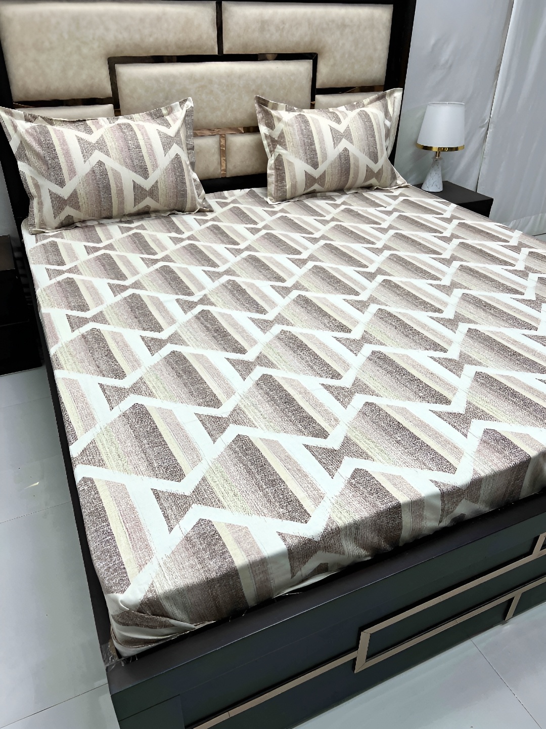 

Pure Decor Brown & White Geometric 250 TC Queen Bedsheet with 2 Pillow Covers
