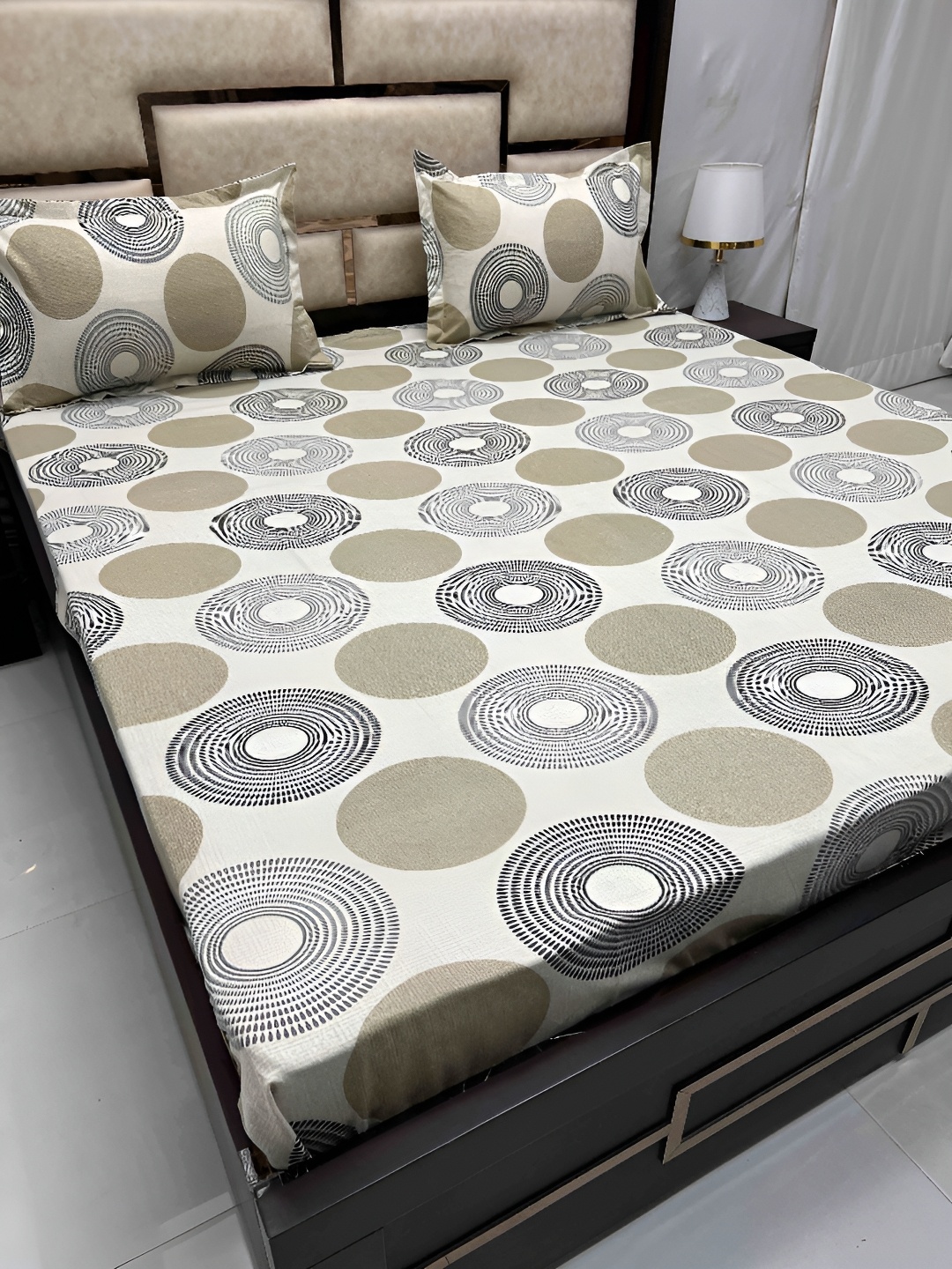 

Pure Decor Green & Grey Geometric 250 TC Queen Bedsheet with 2 Pillow Covers
