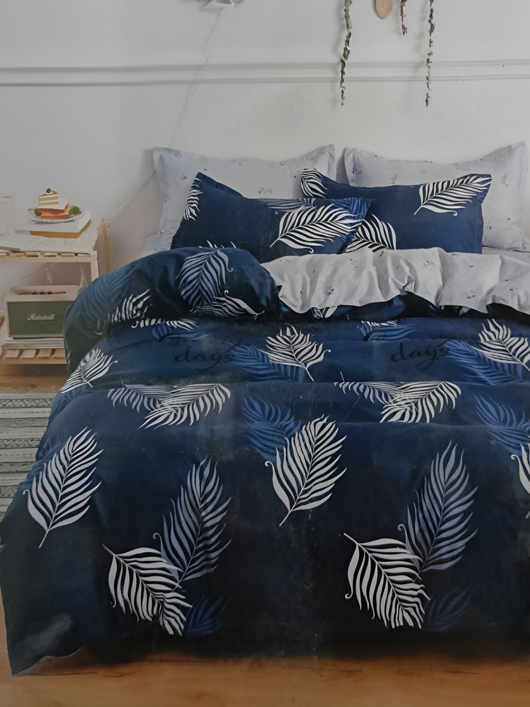 

Signature Blue & White 144 TC Queen Bedsheet with 2 Pillow Covers