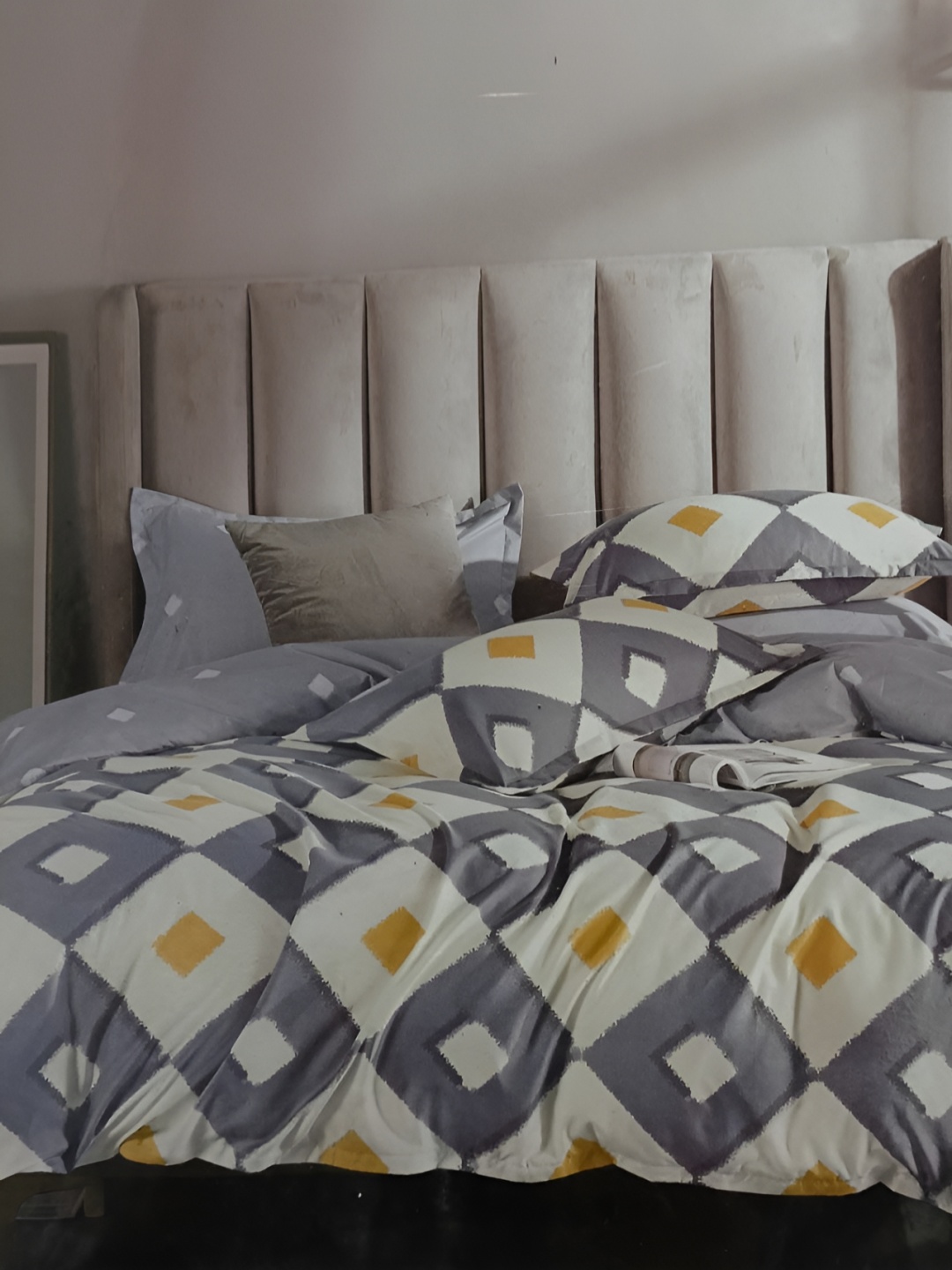 

Signature White & Grey Geometric 144 TC Queen Bedsheet with 2 Pillow Covers