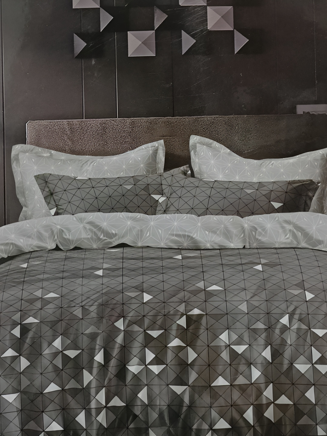 

Signature Grey & White Geometric 144 TC Microfiber Queen Bedsheet with 2 Pillow Covers