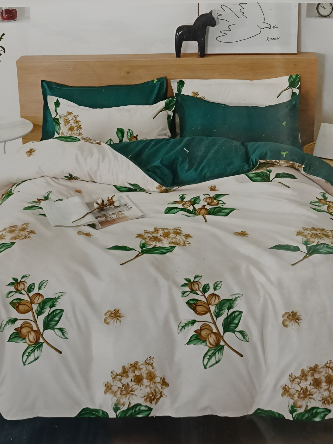 

Signature White & Green Floral 144 TC Microfiber Queen Bedsheet with 2 Pillow Covers