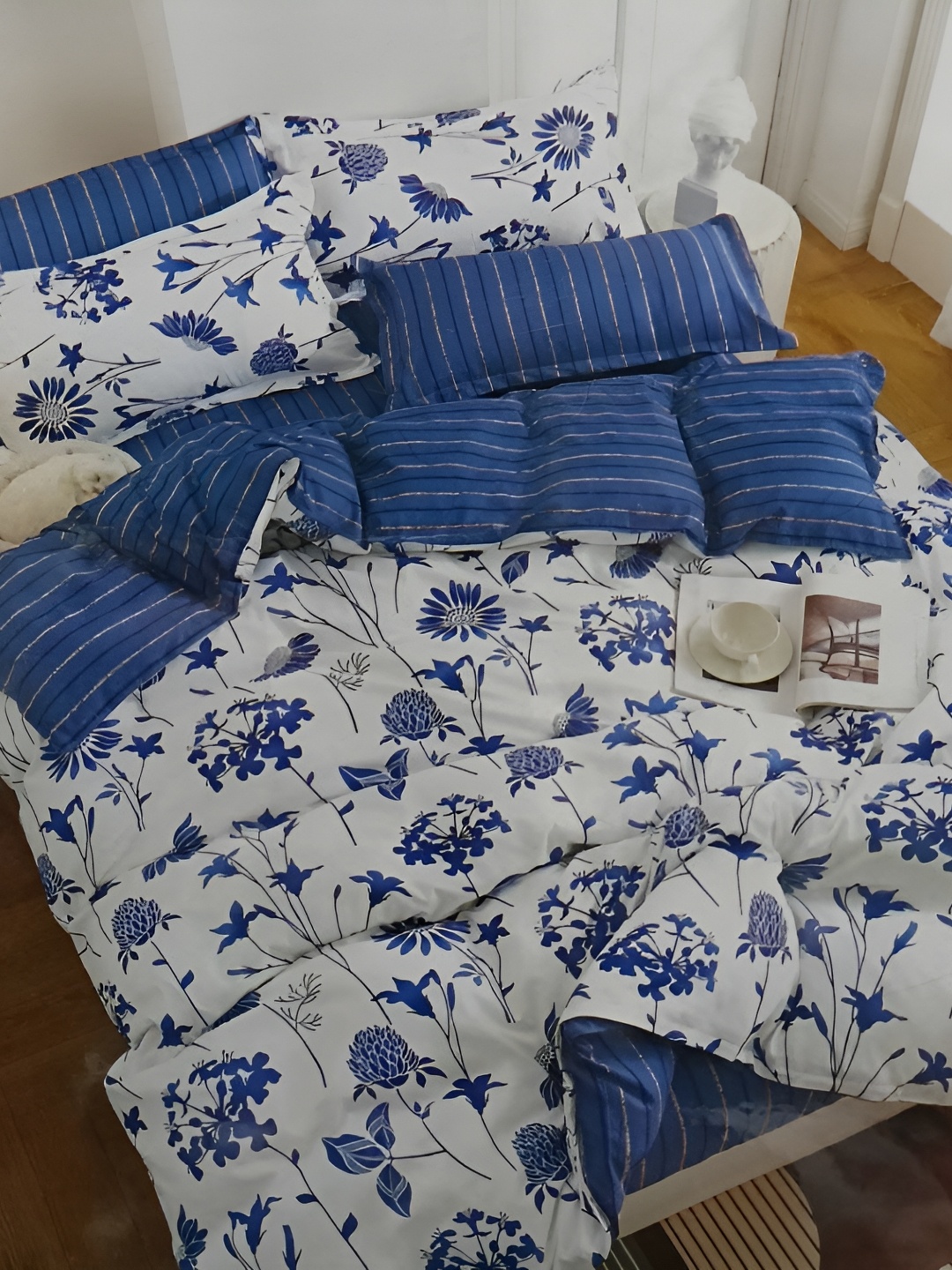 

Signature White & Blue Floral 144 TC Microfiber Queen Bedsheet with 2 Pillow Covers