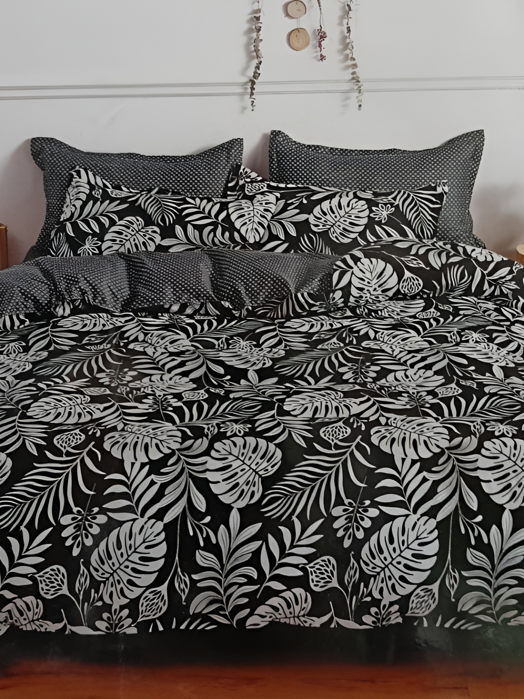 

Signature Black & White Floral 144 TC Cotton Queen Bedsheet with 2 Pillow Covers