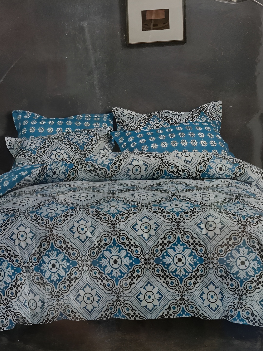 

Signature Blue & White Ethnic Motifs 144 TC Queen Bedsheet with 2 Pillow Covers