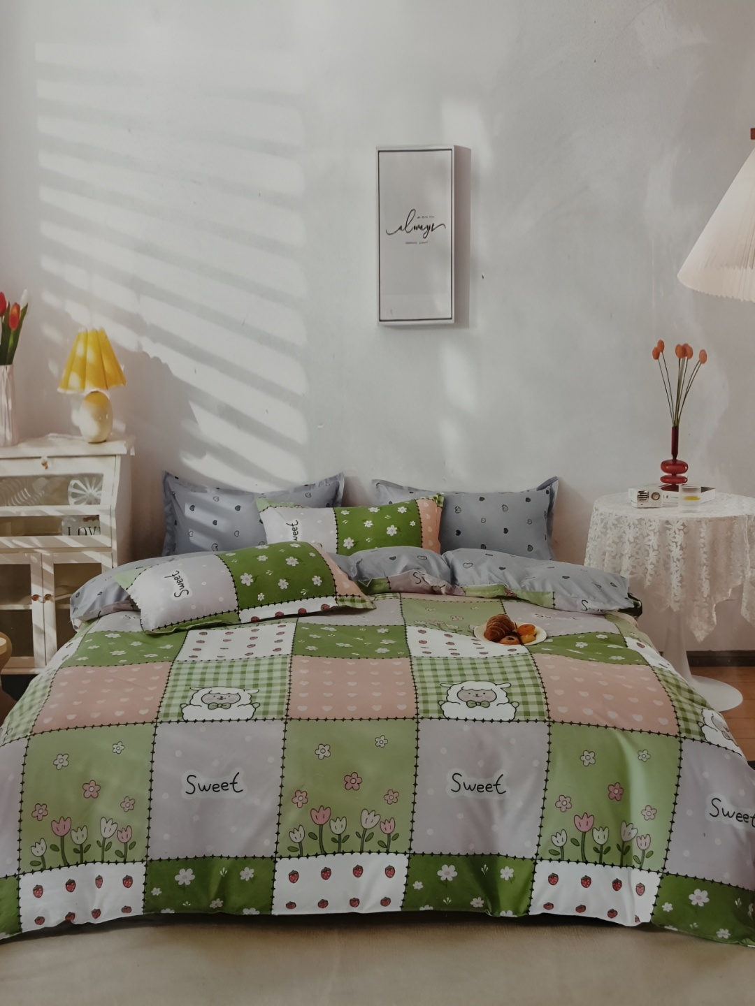 

Signature White & Green Geometric 144 TC Queen Bedsheet with 2 Pillow Covers
