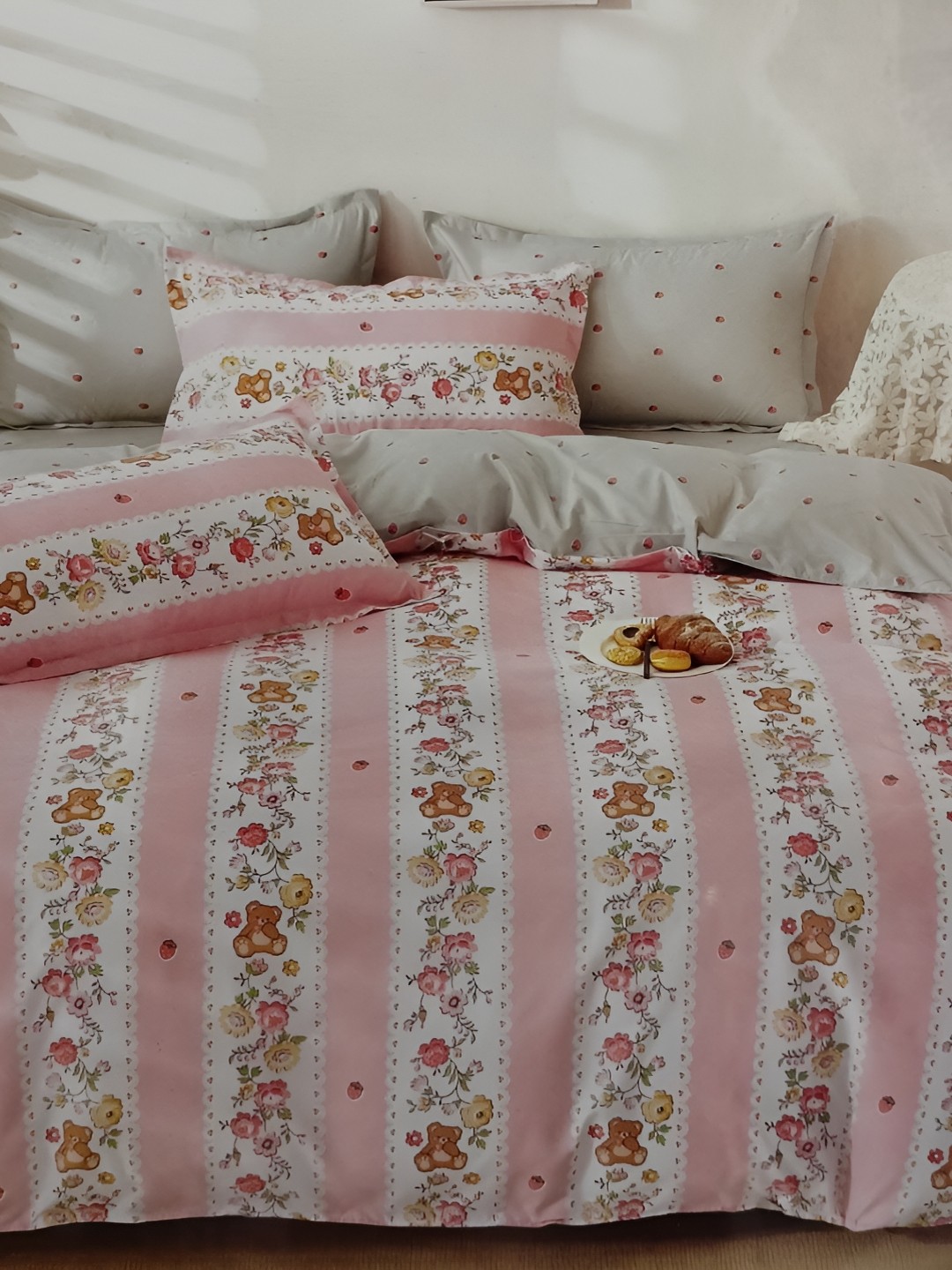 

Signature White & Pink Floral 144 TC Queen Bedsheet with 2 Pillow Covers