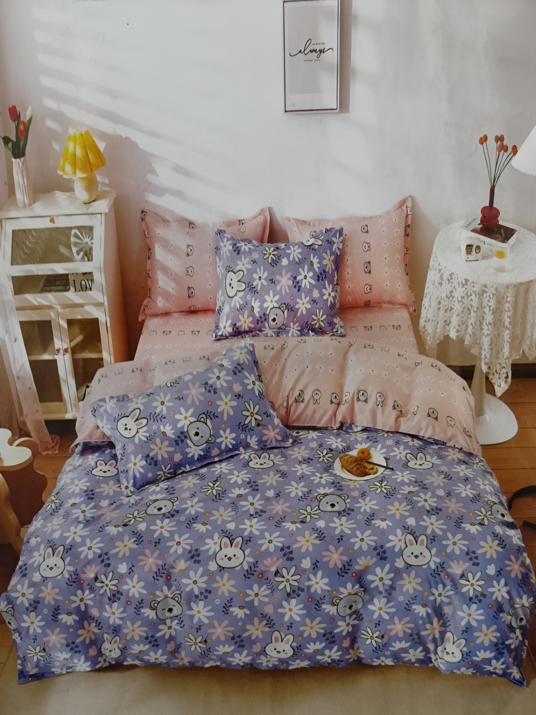 

Signature Blue & White Floral 144 TC Queen Bedsheet with 2 Pillow Covers