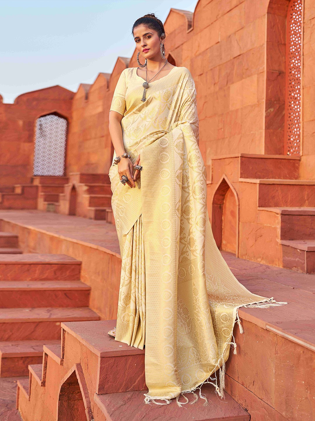 

SWORNOF Ethnic Motifs Woven Design Zari Saree, Off white