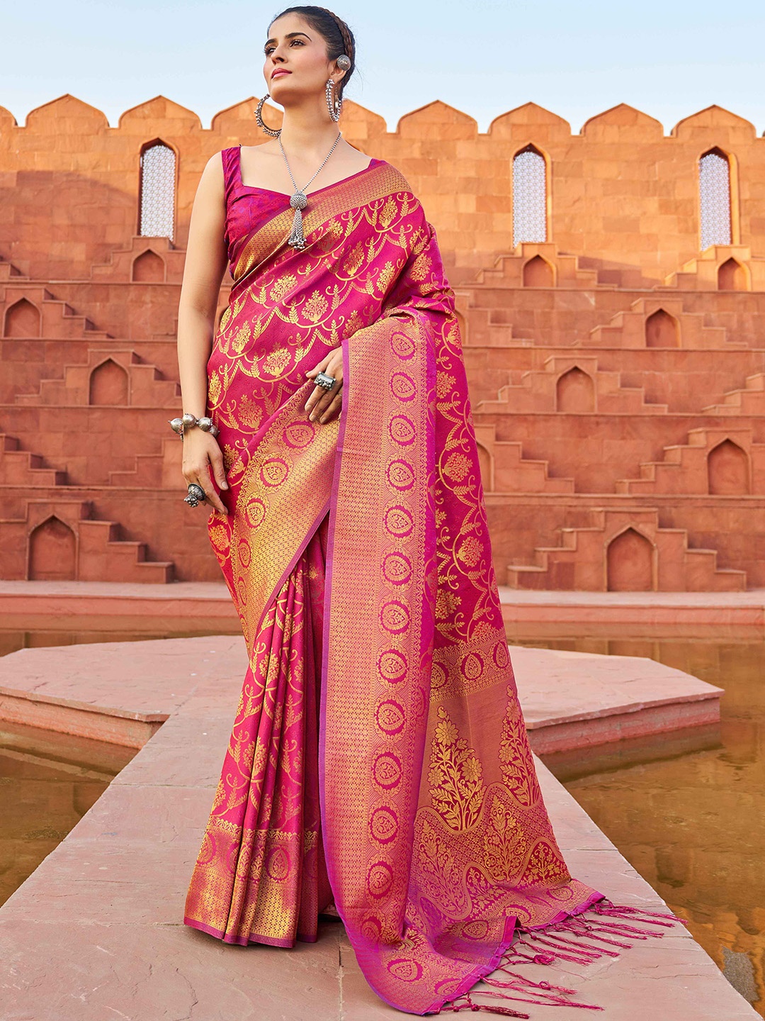 

SWORNOF Ethnic Motifs Woven Design Zari Saree, Magenta
