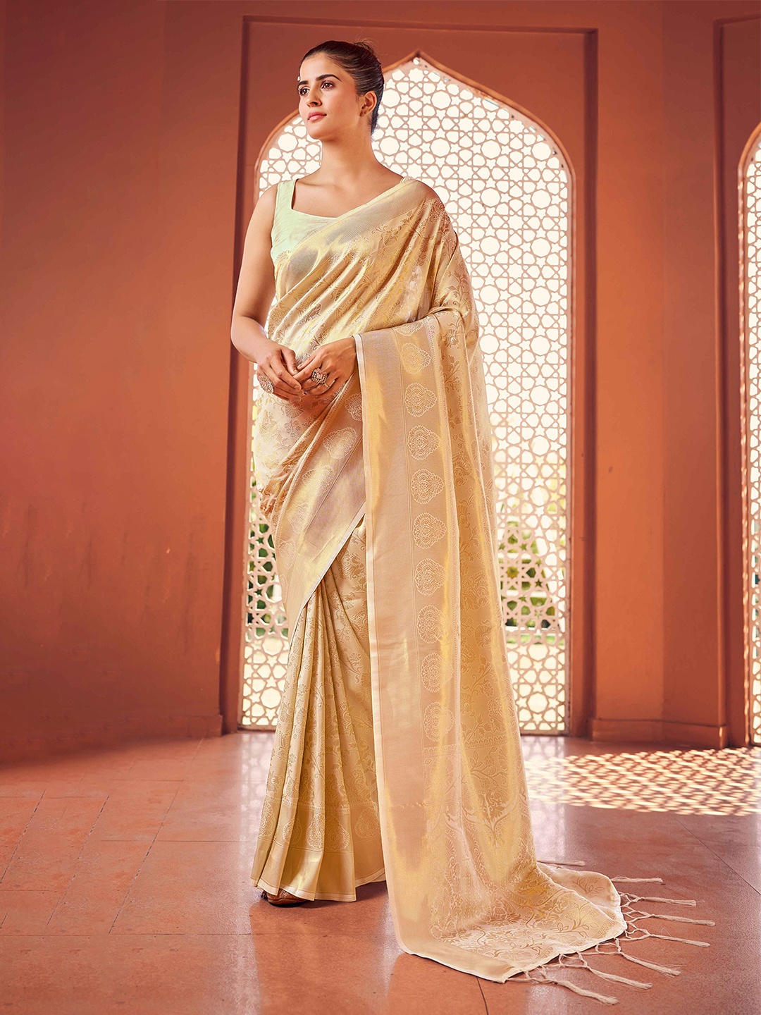 

SWORNOF Ethnic Motifs Woven Design Zari Saree, Off white