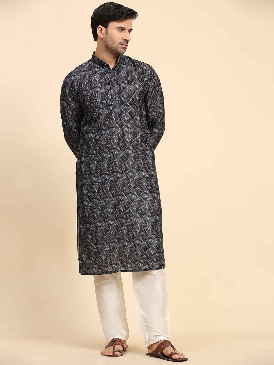 

Koshin Paisley Mandarin Collar Jacquard Kurta, Black