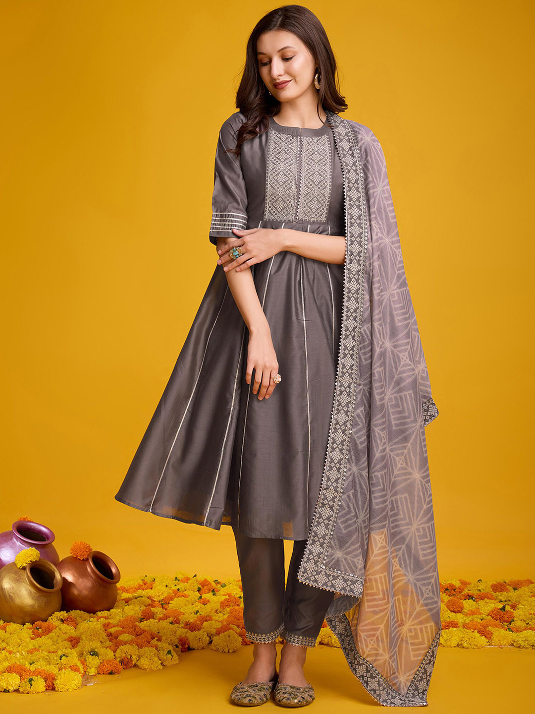 

VASTRA-THE FACTORY STORE Band Collar Embroidered Regular Gotta Patti Kurta Set, Brown