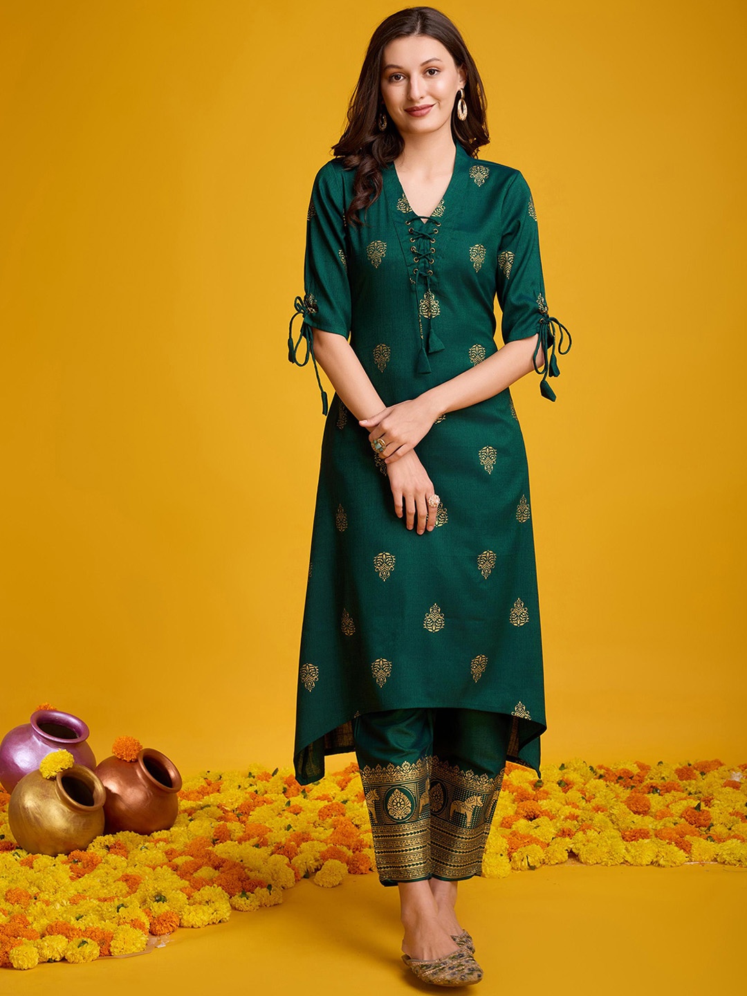 

VASTRA-THE FACTORY STORE Floral Printed V-Neck Kurta with Trousers, Green