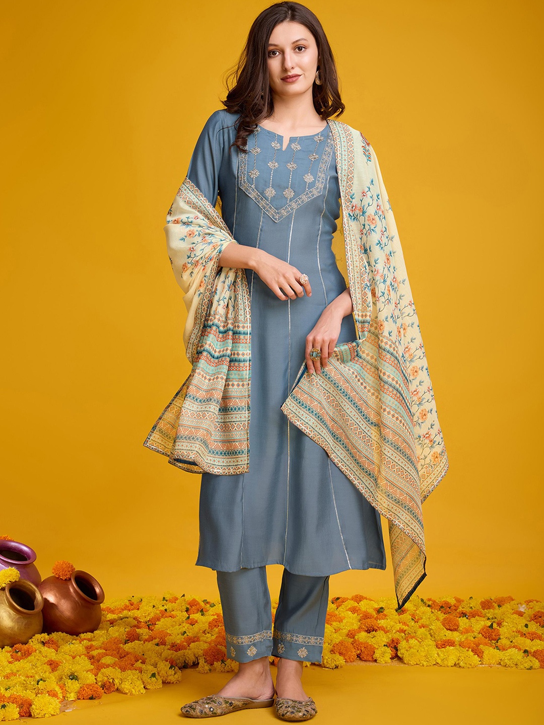 

VASTRA-THE FACTORY STORE Floral Embroidered Regular Thread Work Kurta Set, Silver