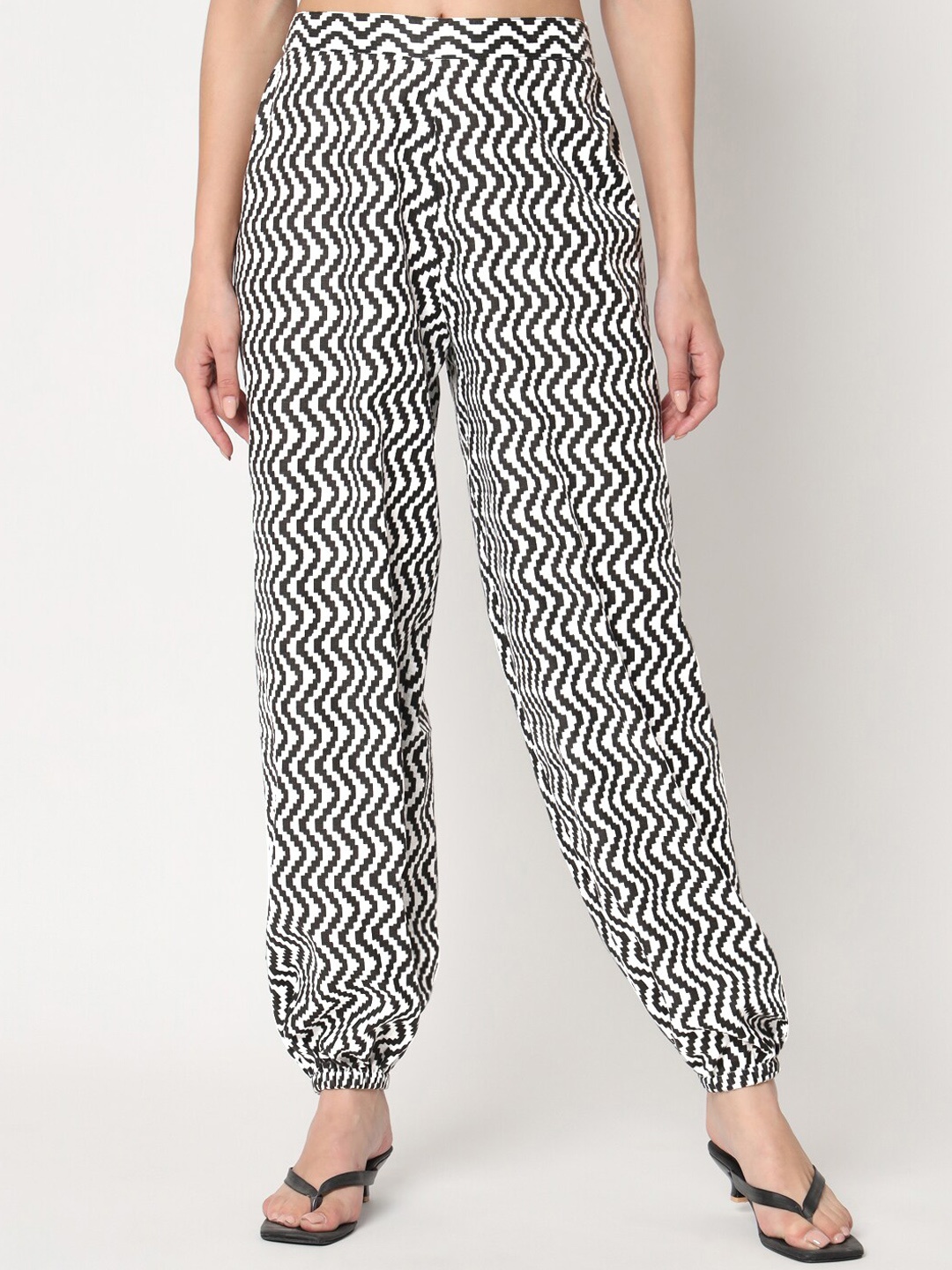 

9rasa Women Chevron Print Cotton Trouser, White