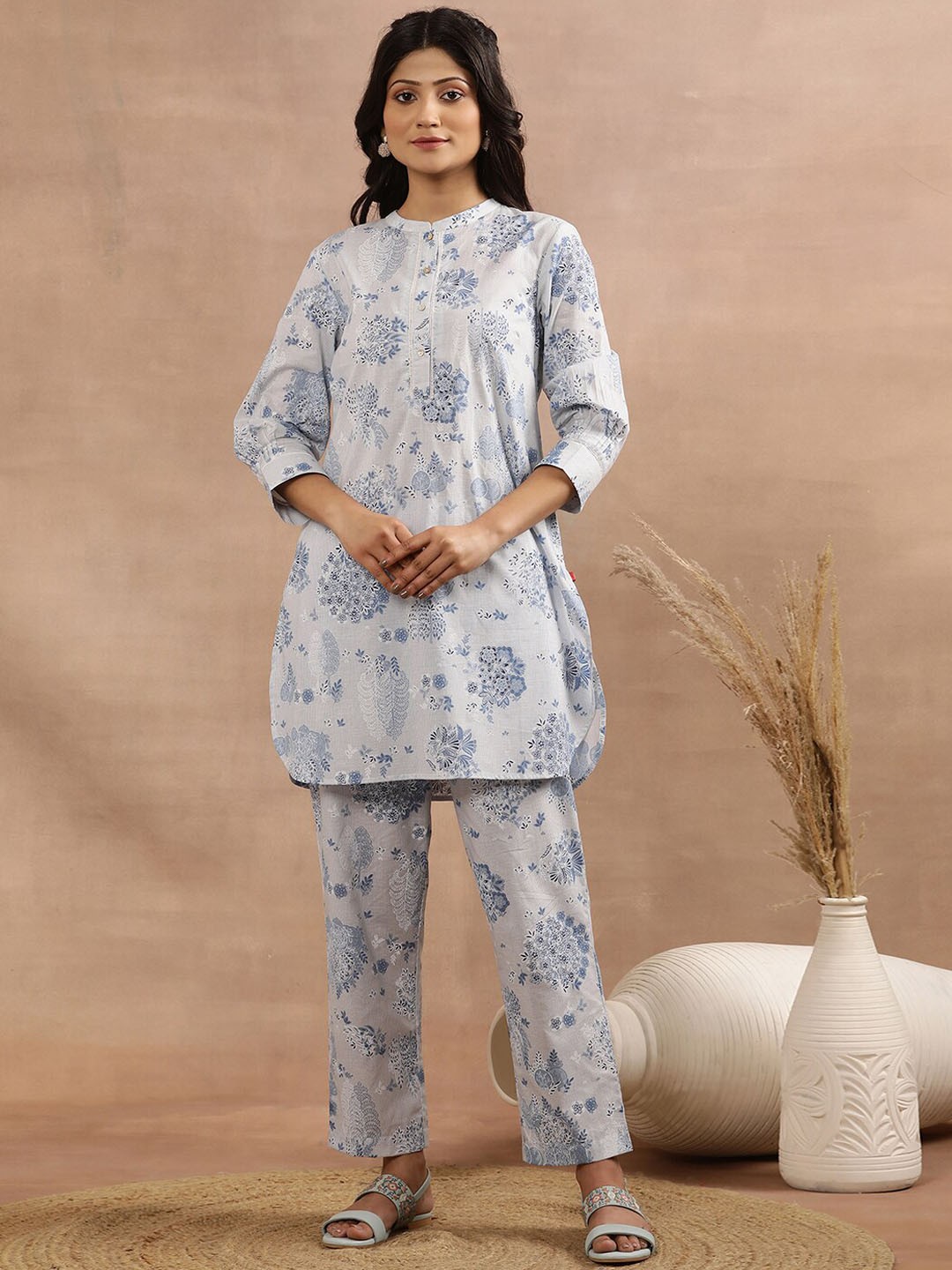 

W Floral Printed Band Collar Cuffed Sleeves Pure Cotton Kurta with Trousers, Blue