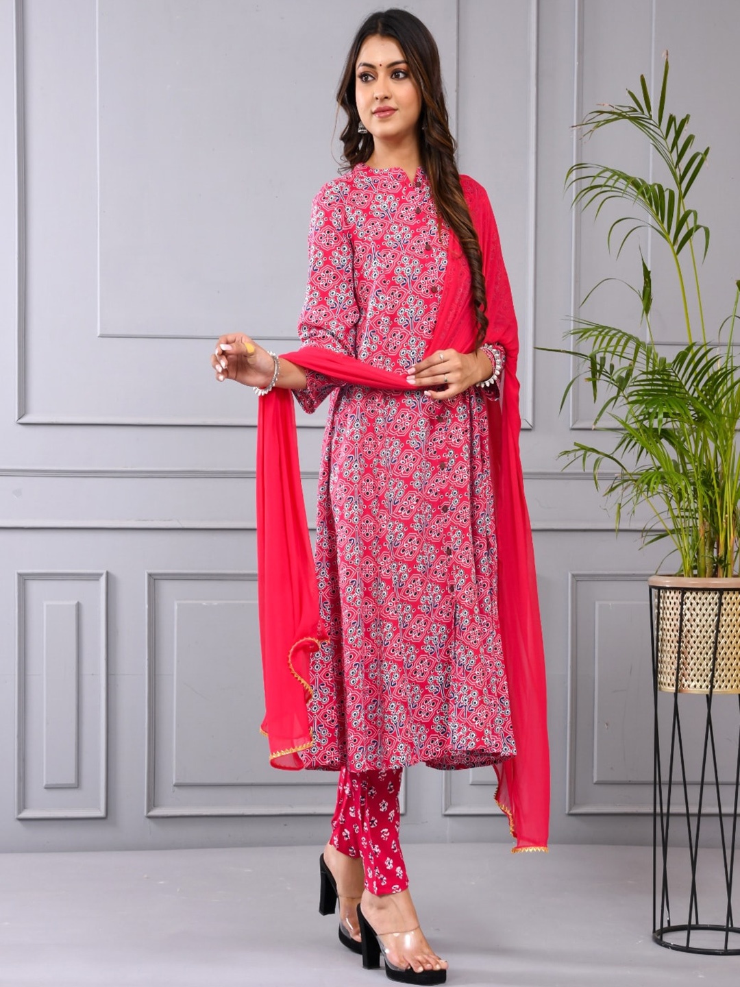 

Aspriya Floral Printed Regular Mandarin Collar A-Line Kurta With Trouser, Fuchsia
