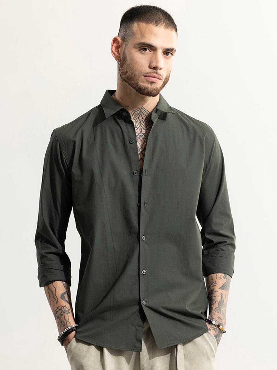 

Snitch Green Classic Slim Fit Cotton Casual Shirt