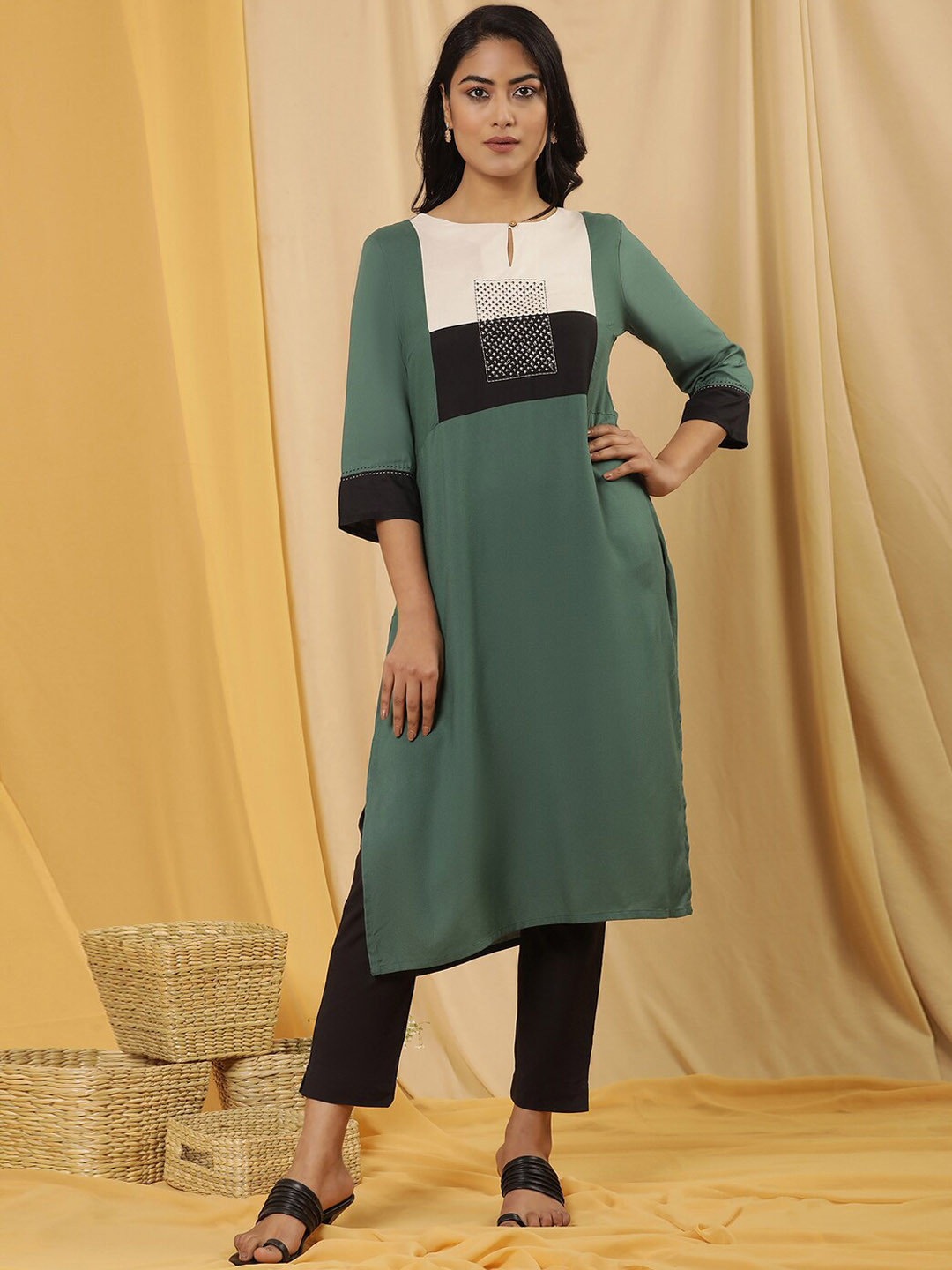 

W Yoke Design Colourblocked Keyhole Neck Straight Kurta with Trouser, Green