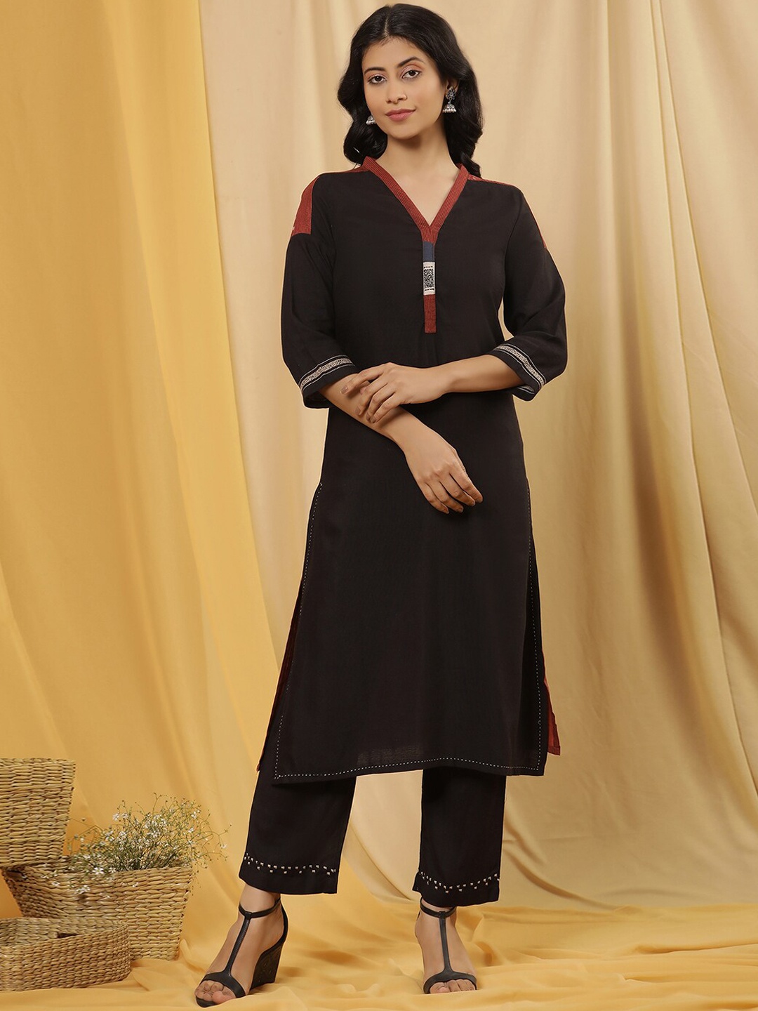 

W Patchwork & Printed V-Neck Striaght Kurta with Trouser, Black