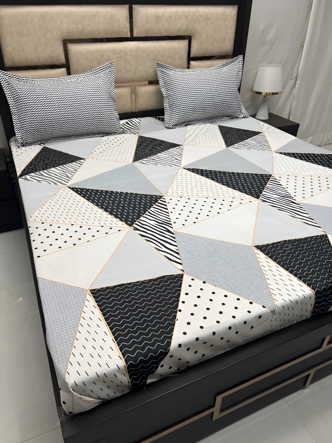 

Pure Decor Black & White Geometric 250 TC King Bedsheet with 2 Pillow Covers