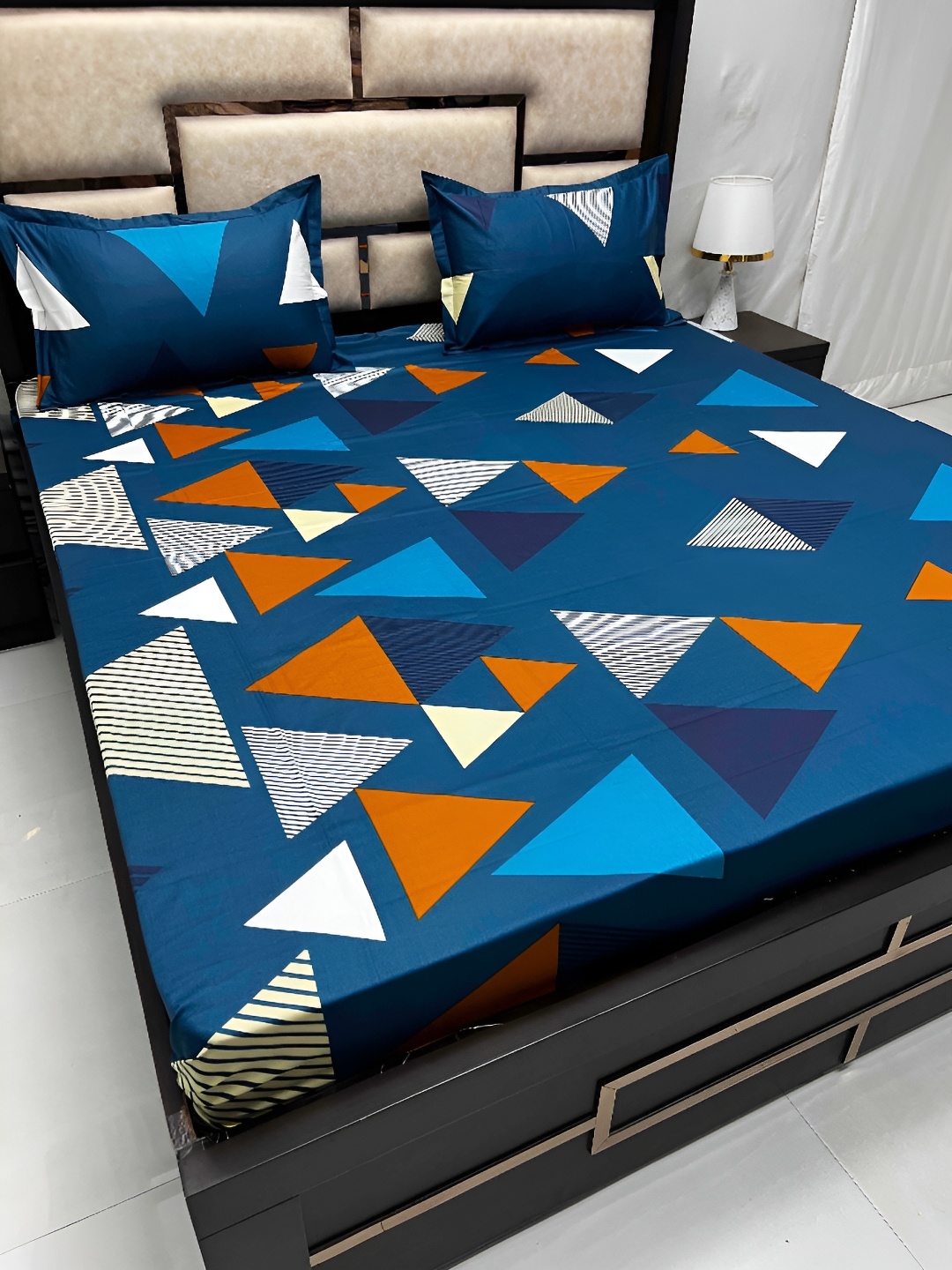 

Pure Decor Blue & White Geometric Cotton 350 TC King Bedsheet with 2 Pillow Covers
