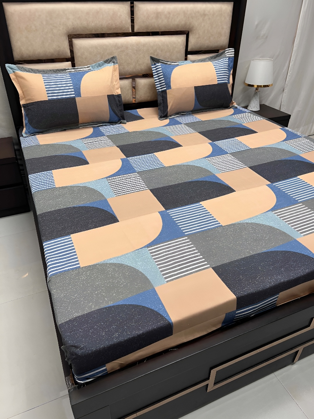 

Pure Decor Blue & White Geometric Cotton 250 TC Queen Bedsheet with 2 Pillow Covers