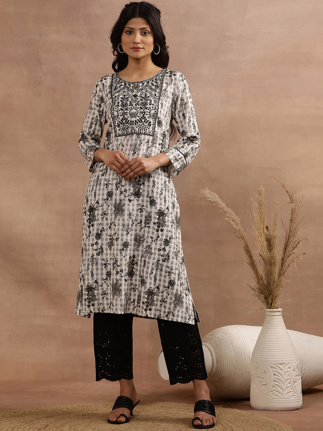 

W White Floral Printed Thread Work Straight Kurta